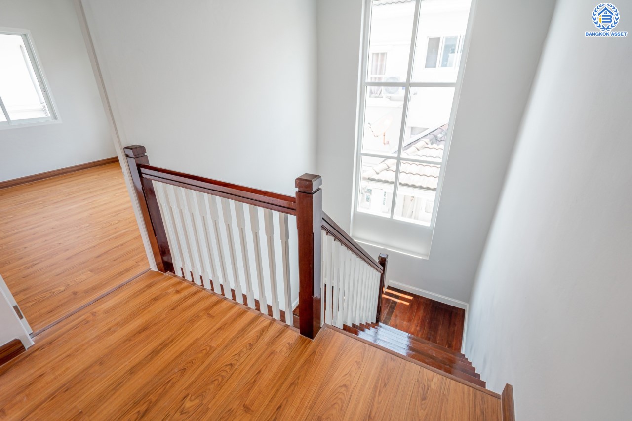 บ้านมือสองตกแต่งใหม่ ม.ชัยพฤกษ์ บางบัวทอง บ้านเดี่ยวจากแบรนด์ LH เนื้อที่ 61.7 ตร.ว. ฟังก์ชัน 3 ห้องนอน 3 ห้องน้ำ จอดรถได้ 1 คัน พร้อม Facilities ครบครัน บนทำเลเดินทางสะดวก ติดถนนบางกรวย-ไทรน้อย ใกล้เซ็นทรัลเวสต์เกต และรถไฟฟ้าสายสีม่วง "สถานีบางพลู"